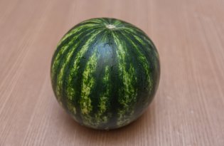 Rolnik Don Camillo postawił na świeże produkty: melony, arbuz i dynie zagościły na półce chłodniczej.