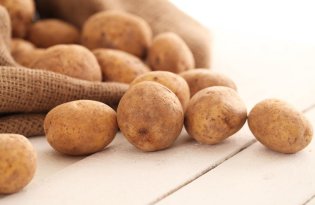 Ceny ziemniaków w Albanii spadają w miarę wzrostu importu tanich ziemniaków z Niemiec.