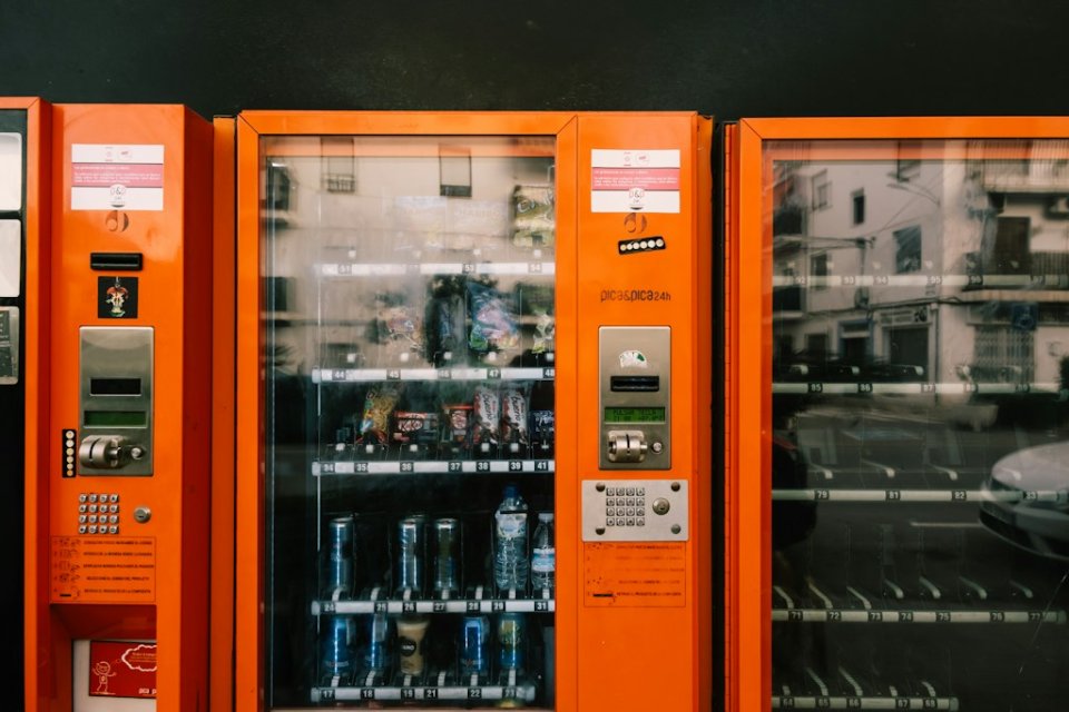 Automat do recyklingu butelek - ile realnie kosztuje utrzymanie w małym sklepie?