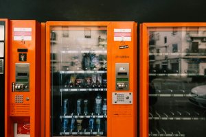 Automat do recyklingu butelek - ile realnie kosztuje utrzymanie w małym sklepie?