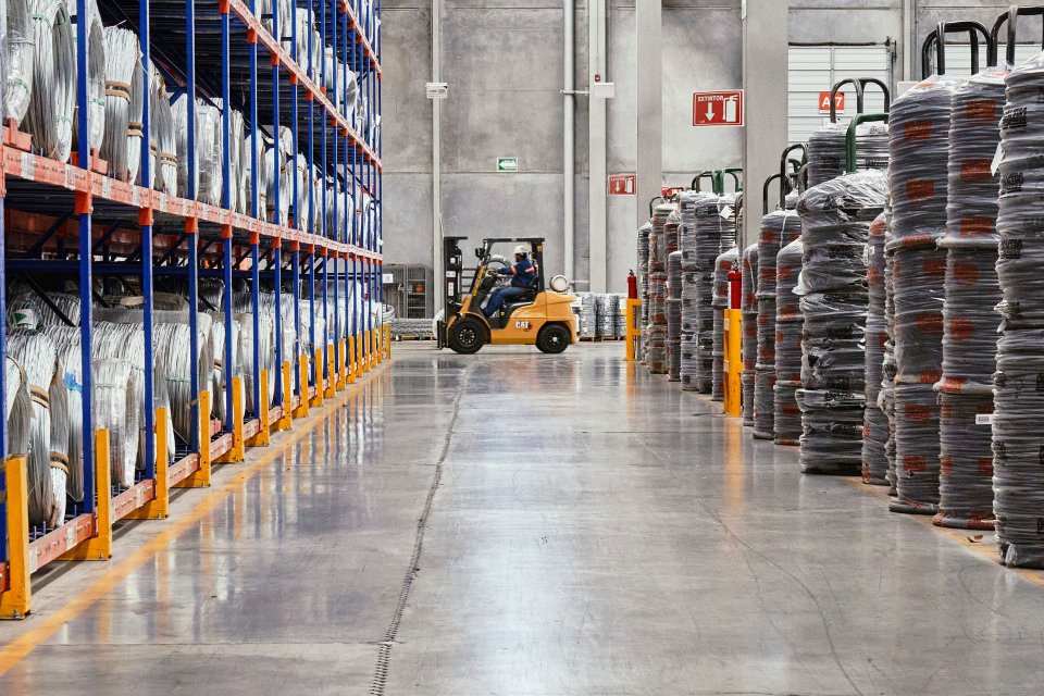 Chłodzenie hali produkcyjnych i magazynowych — jak obniżyć koszty w sezonie letnim