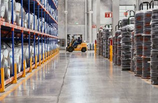 Chłodzenie hali produkcyjnych i magazynowych — jak obniżyć koszty w sezonie letnim