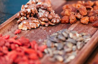 Superfoods: proszek czy całe nasiona, co działa w twoim śniadaniu?
