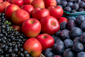 Handlowe podsumowanie dnia: aronia i jabłko w podaży, kupujący szukają śliwki, borówki i cebuli
