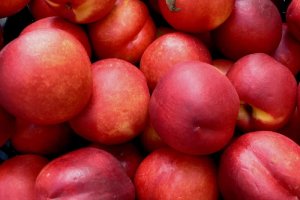 Ceny brzoskwiń, nektarynek i moreli – trendy się różnicują