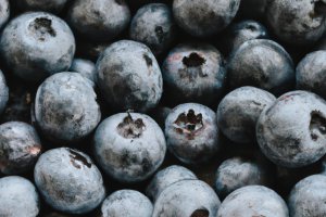 Dwa elementy w ochronie plantacji borówki przed przymrozkami to ogień i woda.